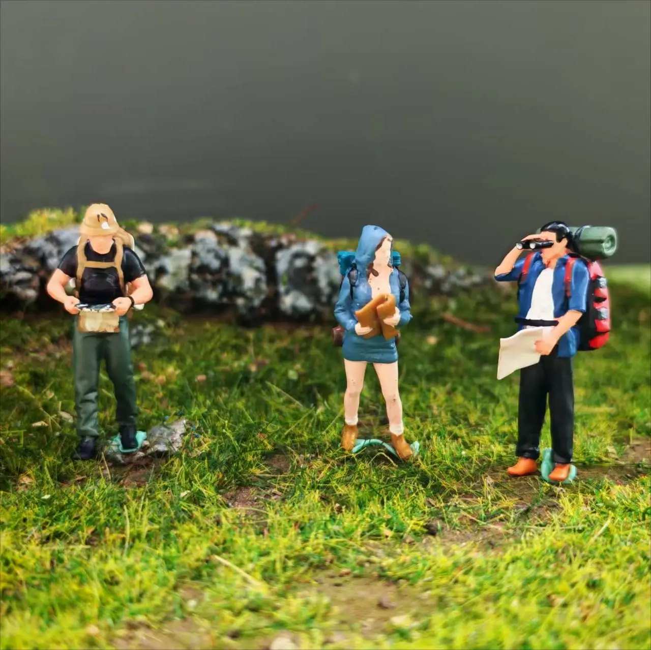 

Minifigures 1/64 Scale Miniature Figures Mountain Climbing In the Wild Model Garage Scenes DIY Craft Figure Collectible Hobby