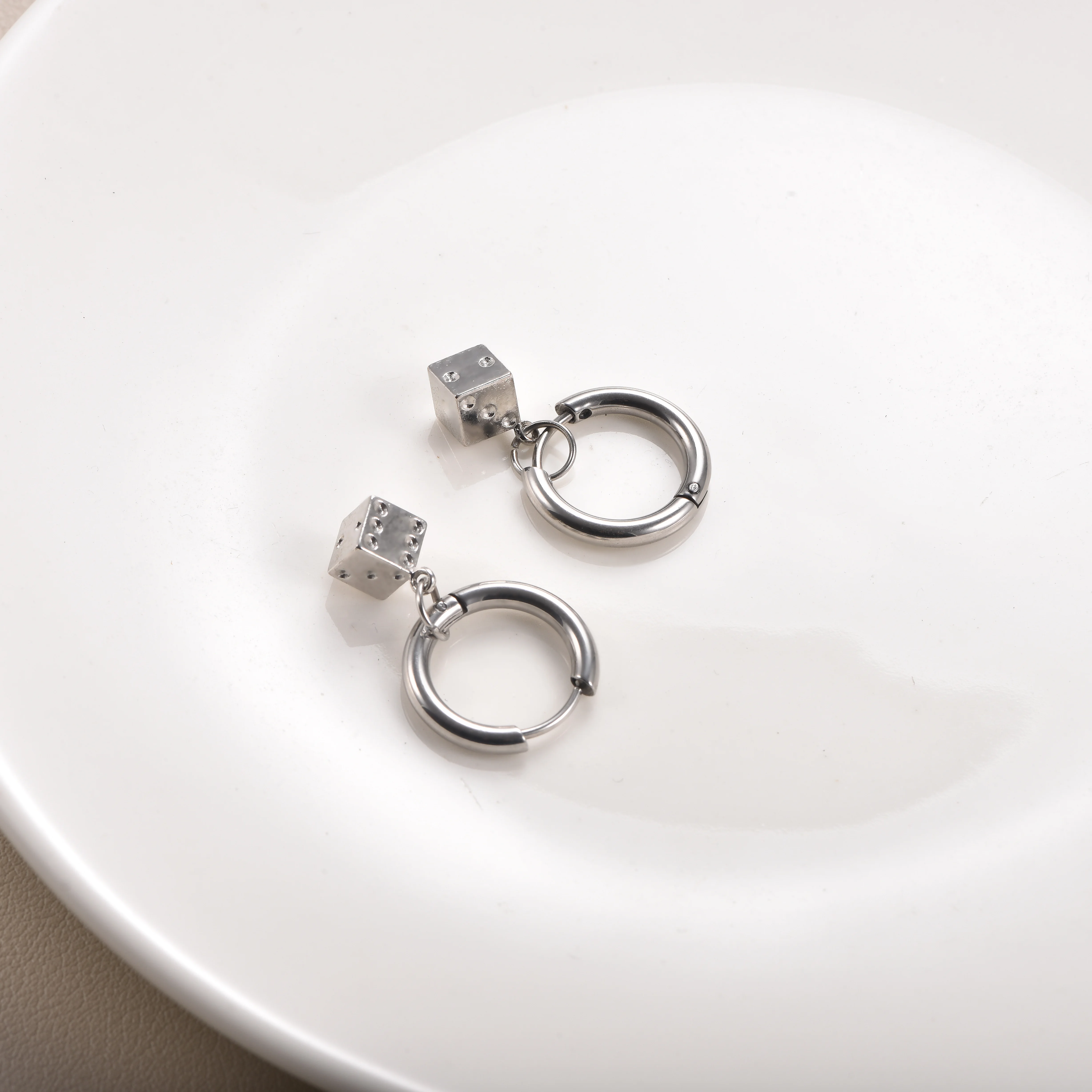 Edelstahl-Würfel-Anhänger Creolen Huggie-Ohrringe mit 3D-Würfel-Charm Cooles Unisex-Schmuckgeschenk – Detail 7