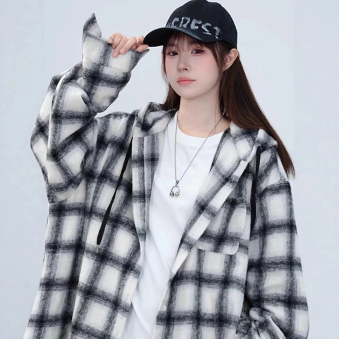 Camicia da donna autunno nuovo stile pigro allentato camicia casual in poliestere di media lunghezza giacca stile classico con cappuccio scozzese di lana 2025 autunno