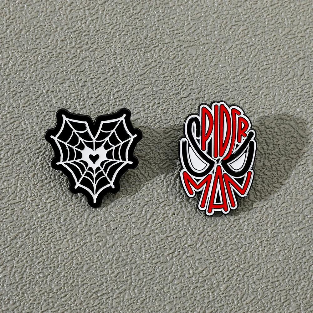 Broche de animación de dibujos animados creativo, letras bonitas, Spiderman, Pin esmaltado, mochila, joyería, accesorio de Metal, 2 uds.