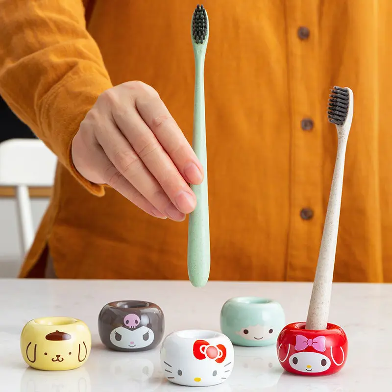 Sanrio Hello Kitty Base de colocación decoración ceja pluma soporte para cepillo de dientes lindo soporte para bolígrafo personalizado Mini almacenamiento de cepillos de dientes