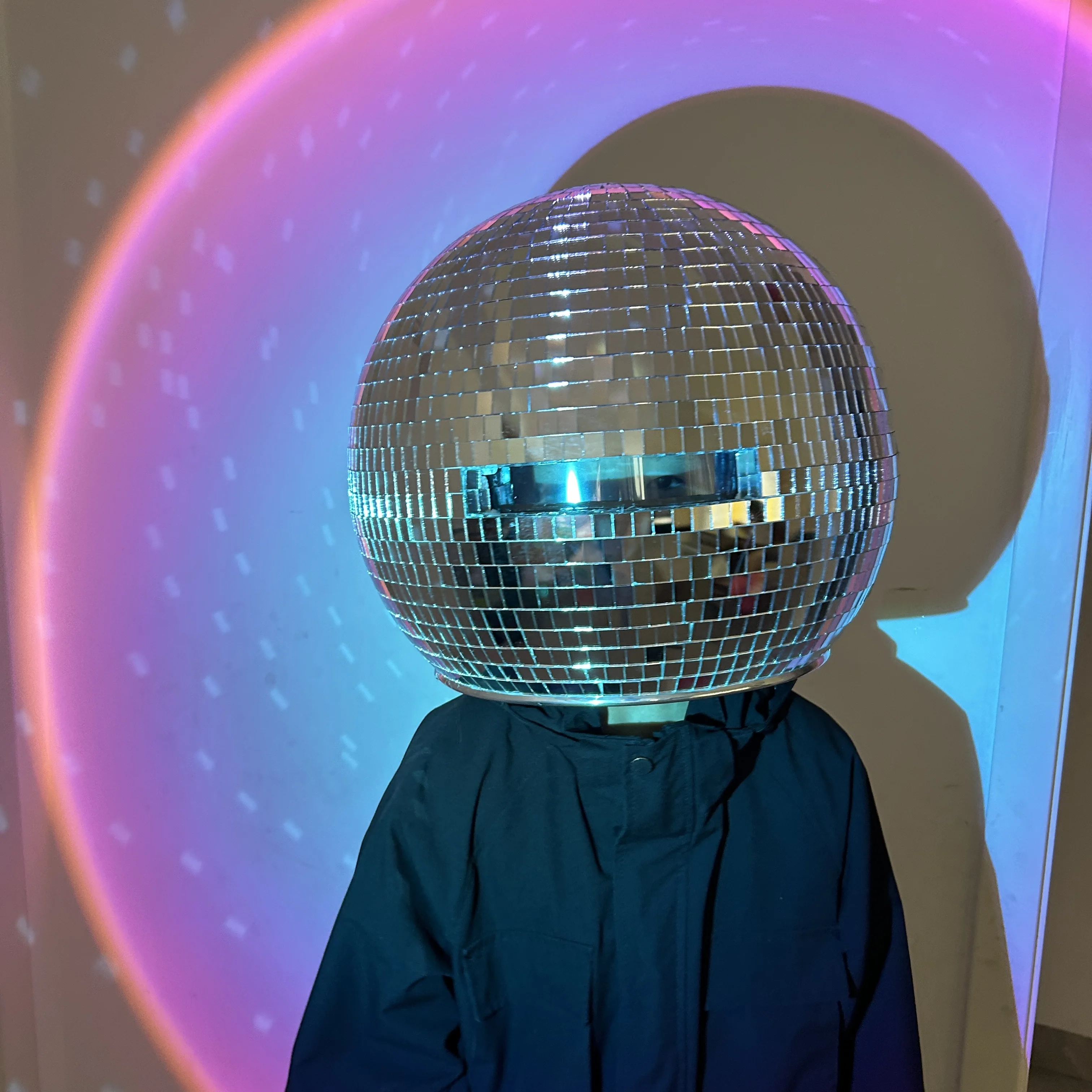 Kaski Disco Mirror Ball Kaski Disco Decor Klasyczny brokatowy szklany kask dla mężczyzn i kobiet srebrny Halloween Prop Party DJ