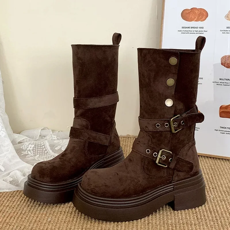 أحذية نسائية مسطحة من جلد الغزال أحذية منتصف العجل 2025 موضة مشبك أحذية الشتاء الاتجاه الجديد مصمم أنيق Mujer بوتاس