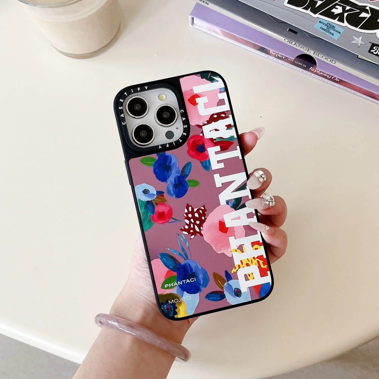 Die PHANTACI-CASSETi-Handyhülle mit Co-Branding eignet sich für die Modelle iPhone 16 und Apple 15 mit dem Album Jay Chou