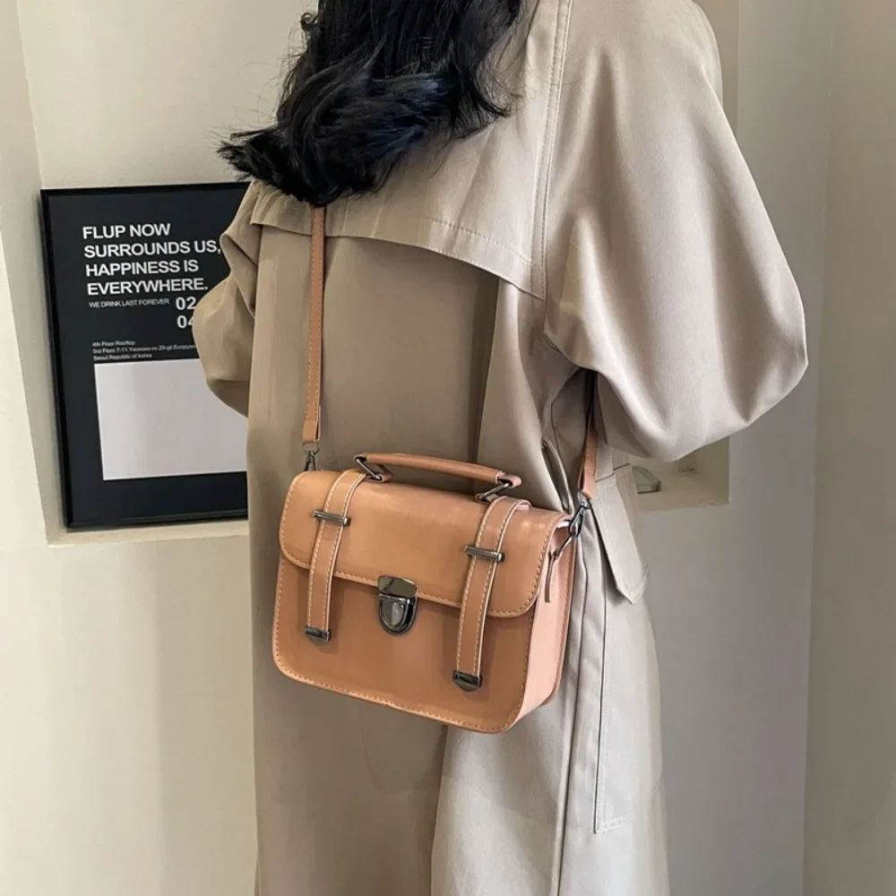 الفتيات مائة الرجعية حقيبة مربعة صغيرة الطالبات بسيطة Crossbody كلية نمط حقيبة يد قفل معدني مشبك الديكور