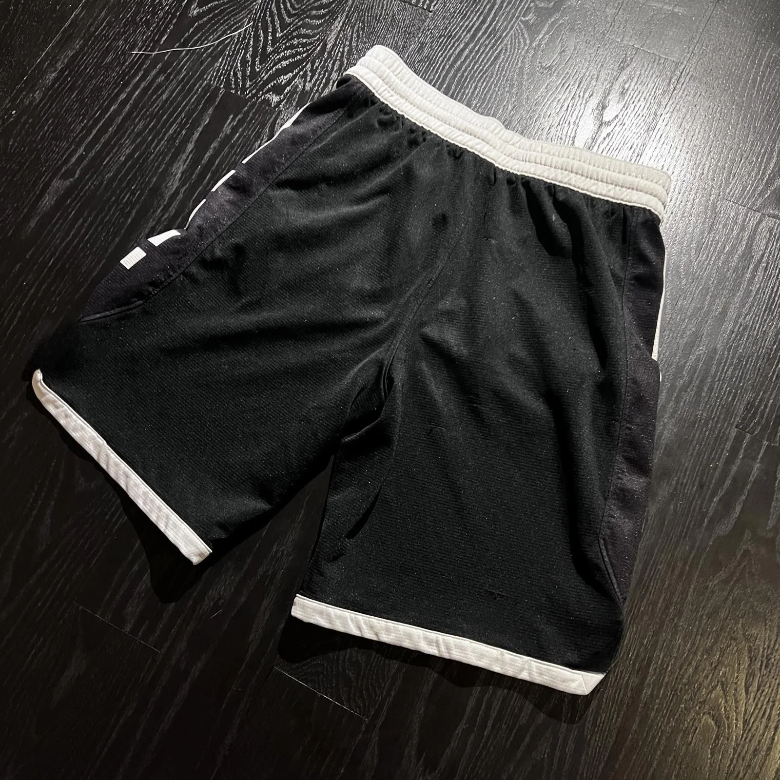 Minimalistische Schwarz-Weiße Basketball-Shorts, Schnell Trocknender Stoff Kordelzug Unisex Street Loose Sporthose – Detail 3