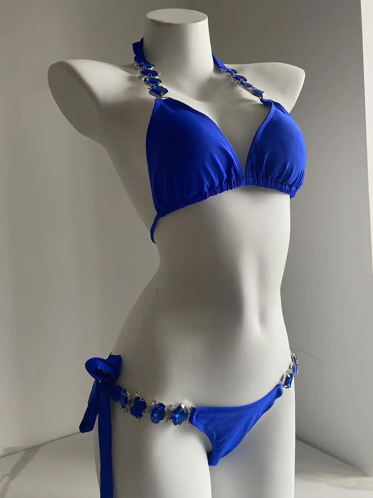 2024 Summer Fashion Trendy Beach Vocation Halter Swimsuit New Diamonds Rihnstones Halter Bandage Solid Color Bikini Set Female