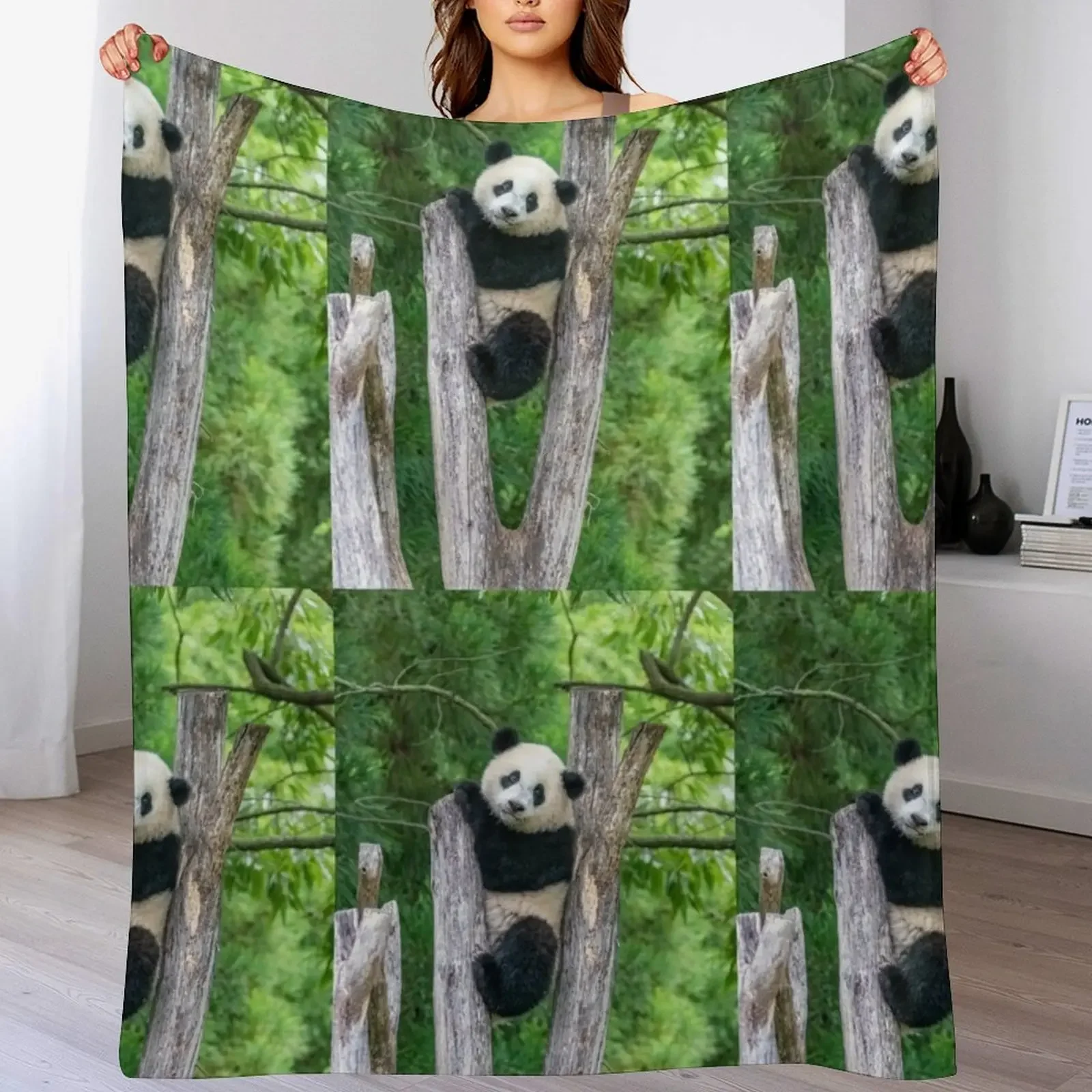 

Giant Panda Xiao Qi Ji at the Smithsonian's National Zoo Throw Blanket Soft Comfort Blanket for Reading Watching TV