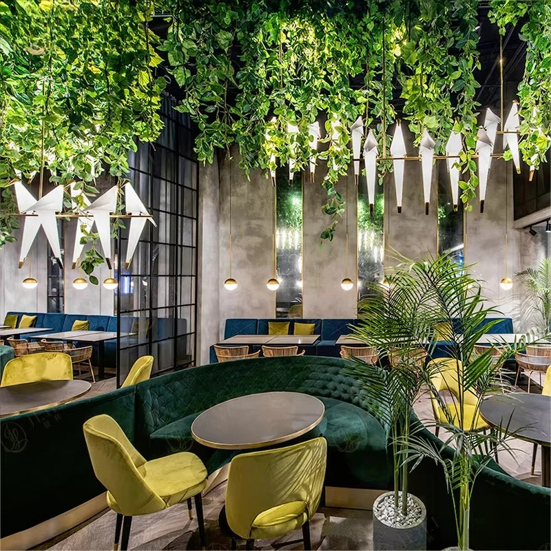 Sofa typu S z aksamitu, siedzisko w kształcie skrzyni, nowoczesne, z wysokim oparciem, zielone, zakrzywione, półokrągłe siedzisko w kształcie skrzyni do restauracji, stół i krzesła.