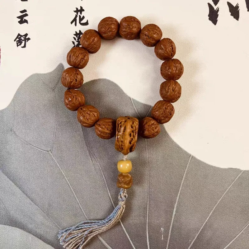 Small wild autumn walnuts, Jingbaling rust-colored walnuts, decorative objects for handling and holding, unisex design