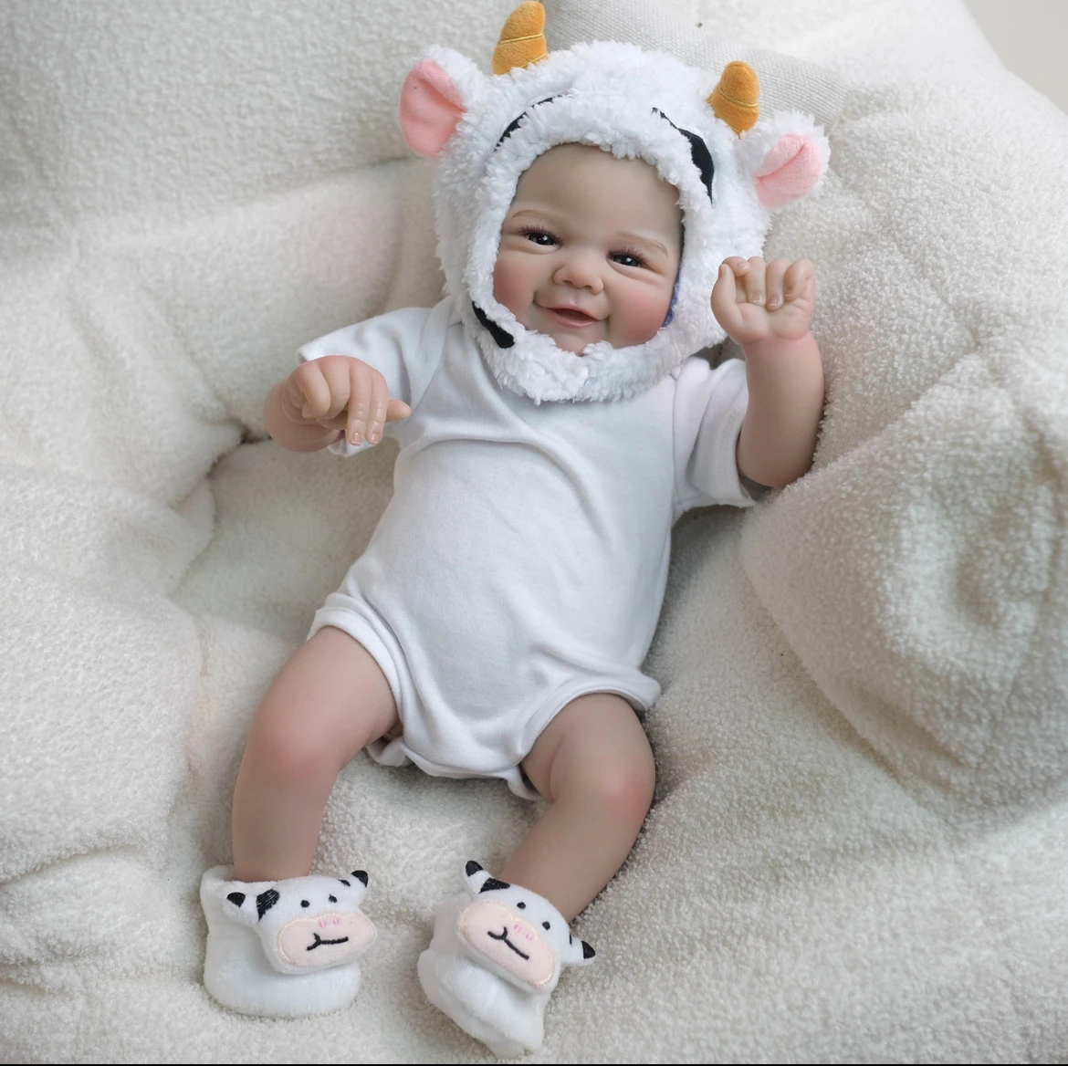Affascinante bambola rinata da 19 pollici: simpatico cappello da mucca, morbida pelle in vinile, vene visibili dipinte a mano, simpatico compagno per bambini