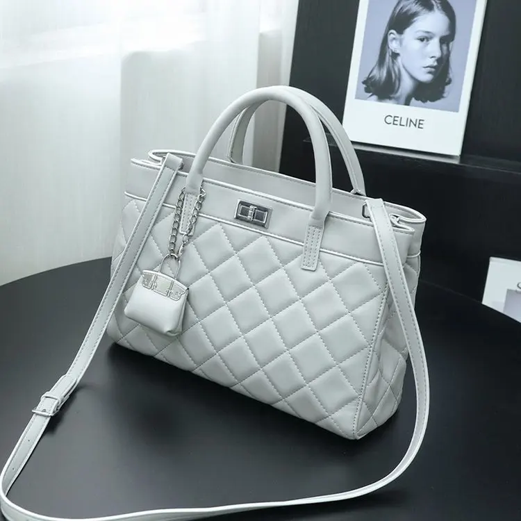 

2025 Summer Women's Large Capacity Tote Bag Vintage Inspired Crossbody Shoulder Bag Premium Structured Handbag Purse