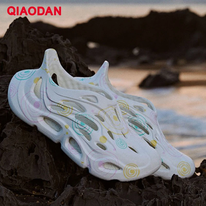 QIAODAN Men's Sandal 2023 Verão Novo Anti-Slippery Soft Bottom Shock-Absorbant Encapsulado Equilibrado Chinelos KM23221005