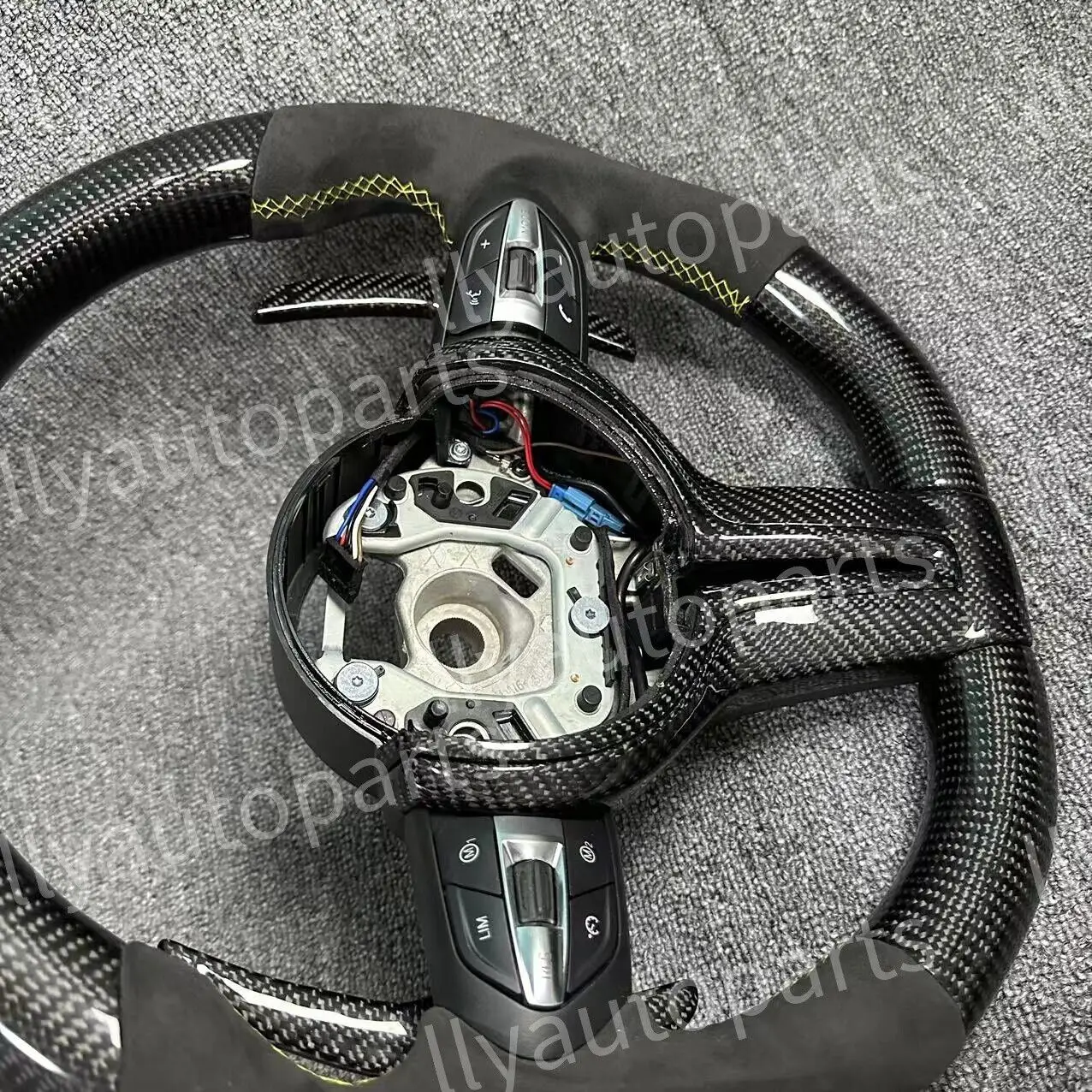 Lenkrad aus Carbonfaser und Wildleder für BMW F06 F12 F13 F30 F80 M3 F82 M4 M2 – Detail 4