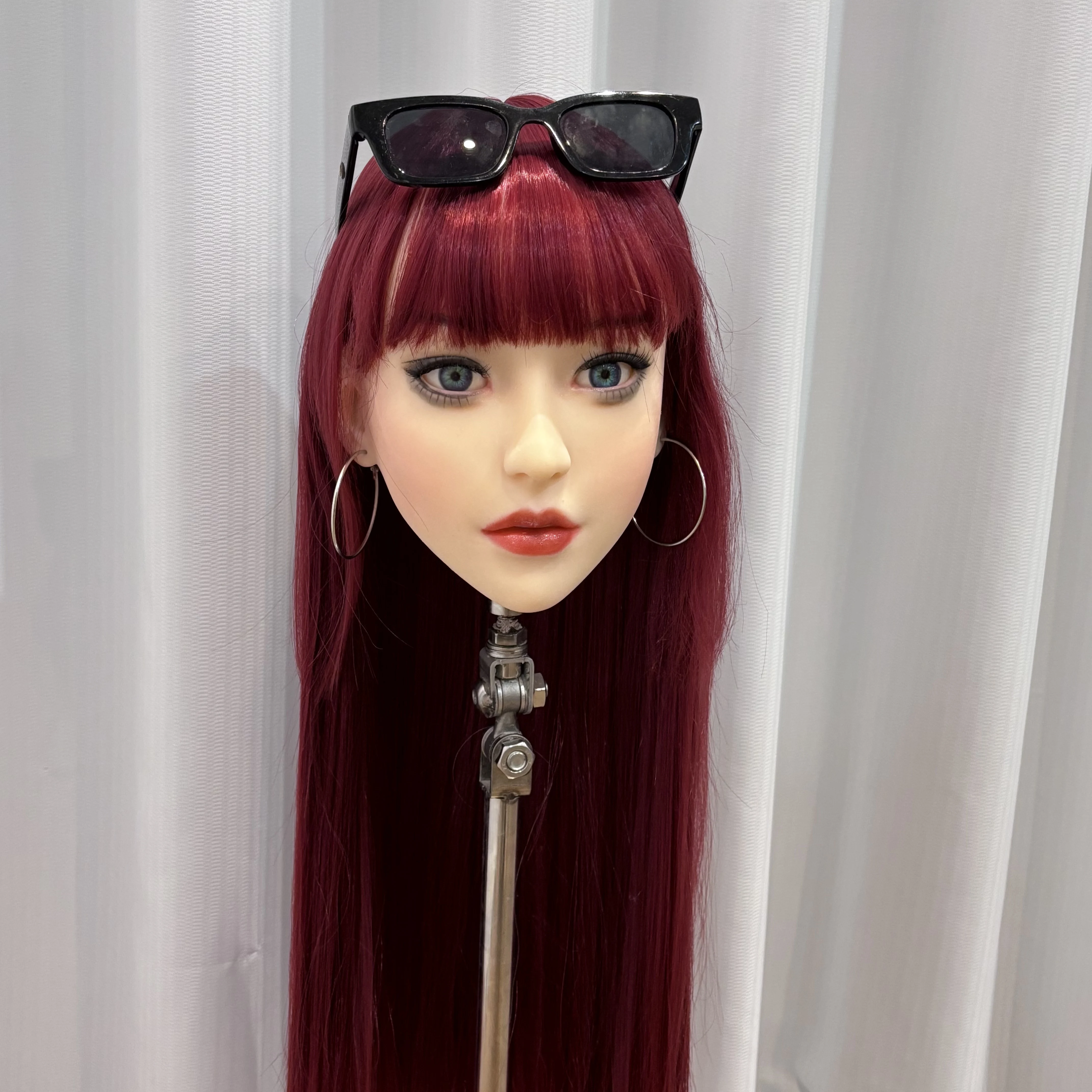 نسخة طبق الأصل 1:1 من نموذج رأس أنثى، رائع للغاية. مصنوعة من مادة TPE، بملمس ناعم. مصممة خصيصًا لمصففي الشعر