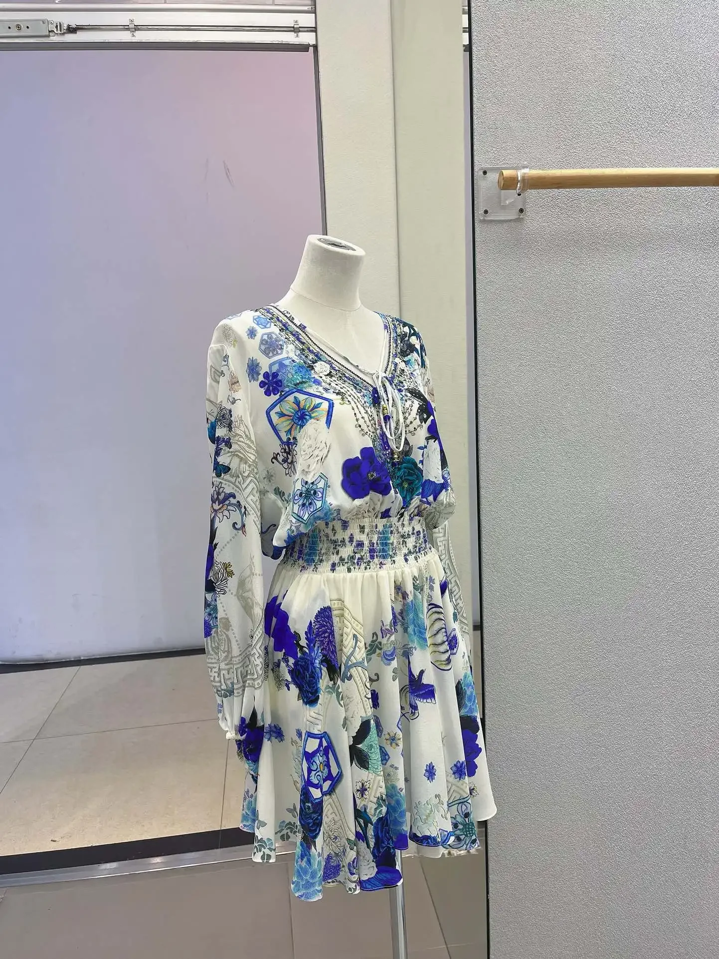 Dames Blauwe Jurk Met Bloemenprint V-Hals Lange Mouw Elastische Taille Elegant 100% Zijden Mini Gewaad