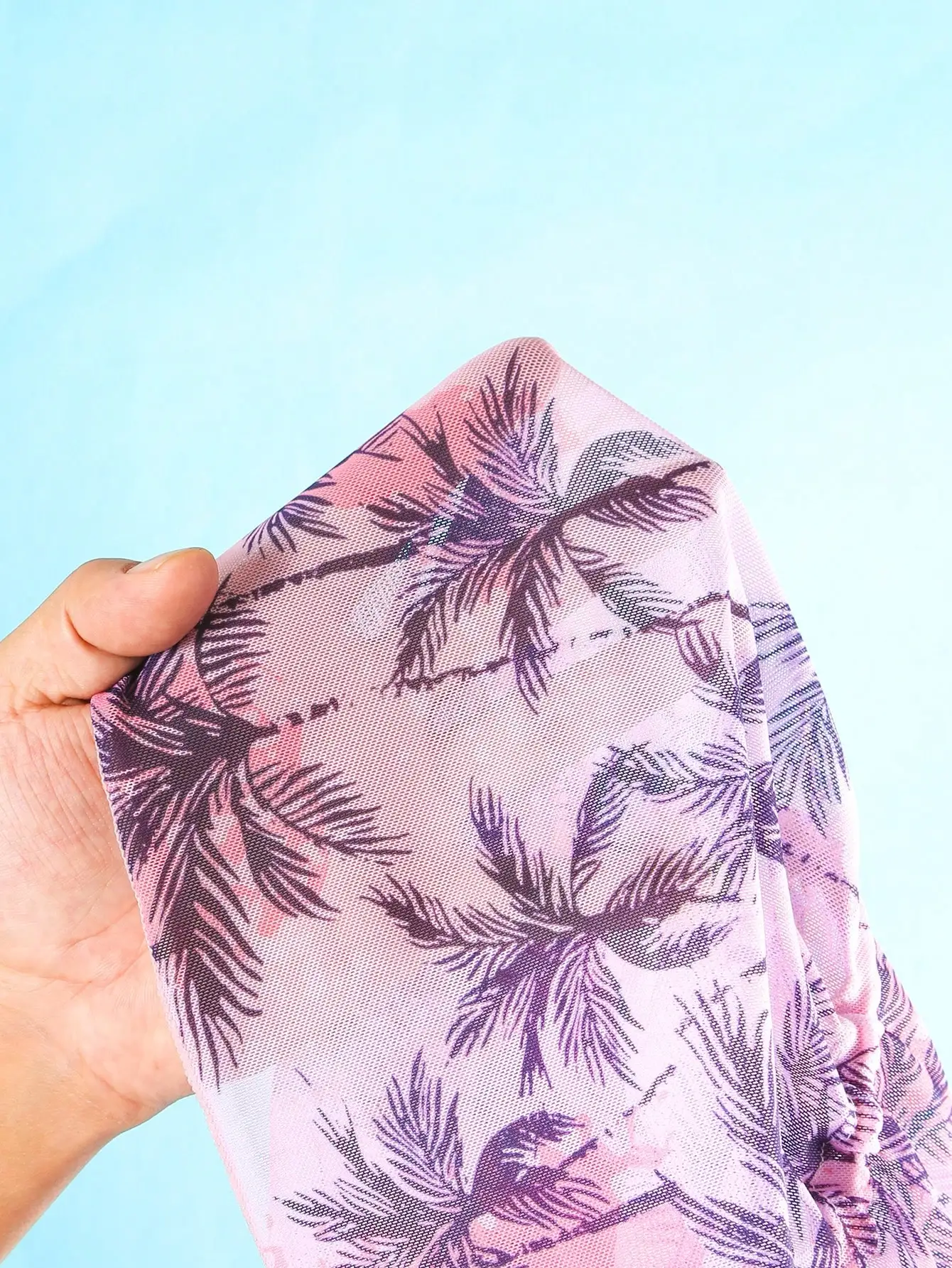 

Женский комплект из двух предметов: купальник с принтом пальм и пляжный кафтан