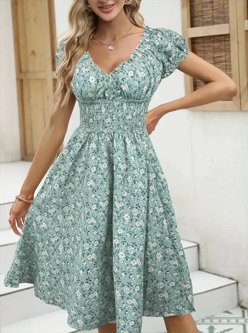 Vintage-Blumenkleid mit flauschigen Ärmelbündchen und plissierter Taillenbetonung, geeignet für Damen als Sommerkleidung am Strand und für Sommerpartys. – Detail 2
