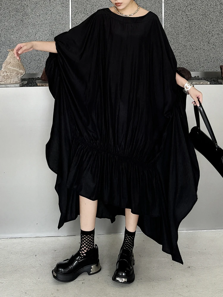 [EAM] Women Black Pleated Irregular Big Size Long Dress New Round Neck Half Sleeve Fashion Tide Spring Summer 2024 1DH6284