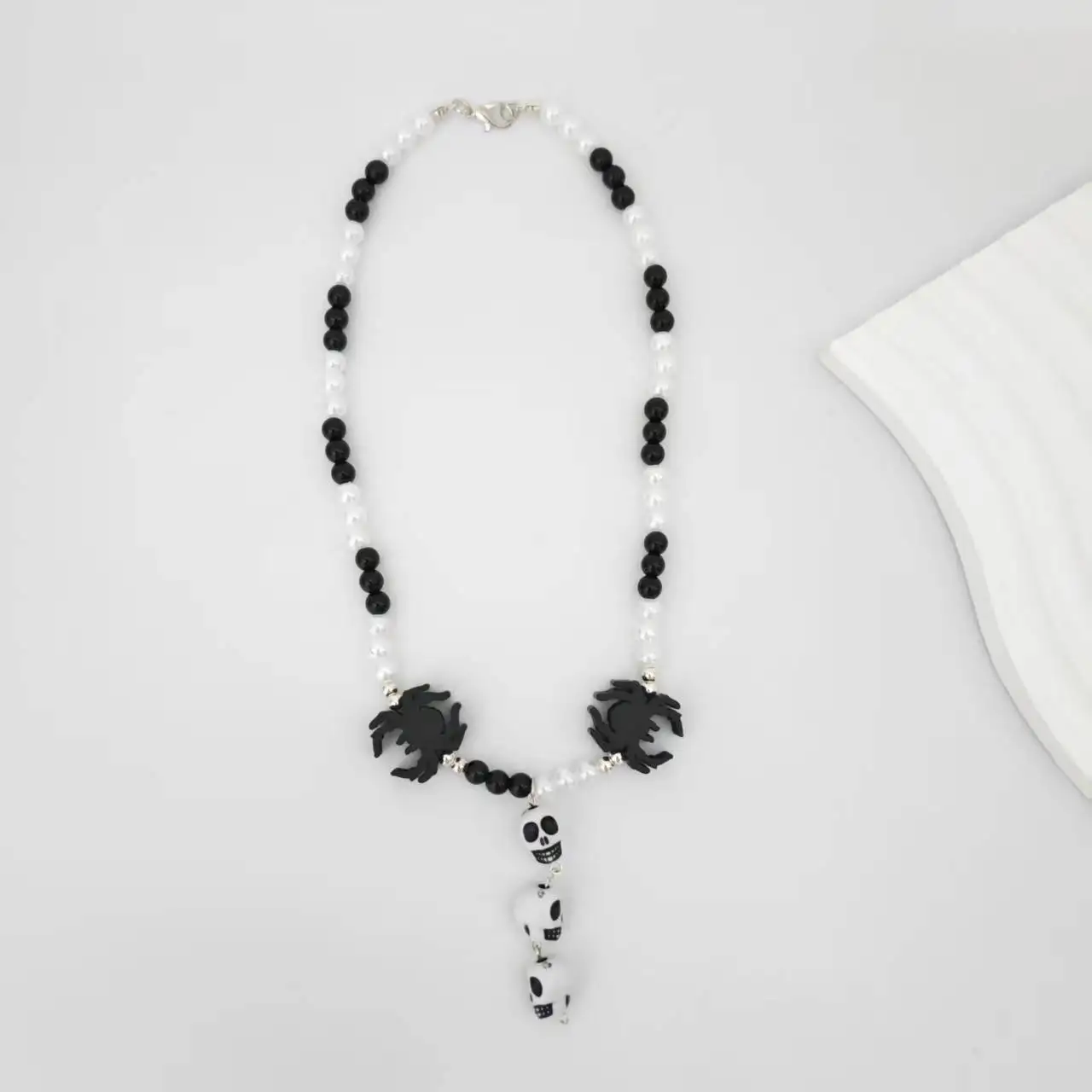 

New Arrive Kids Black White Bead Charm Chain 3 Skull Pendant With Spiders Necklace Holloween Handmade Necklace
