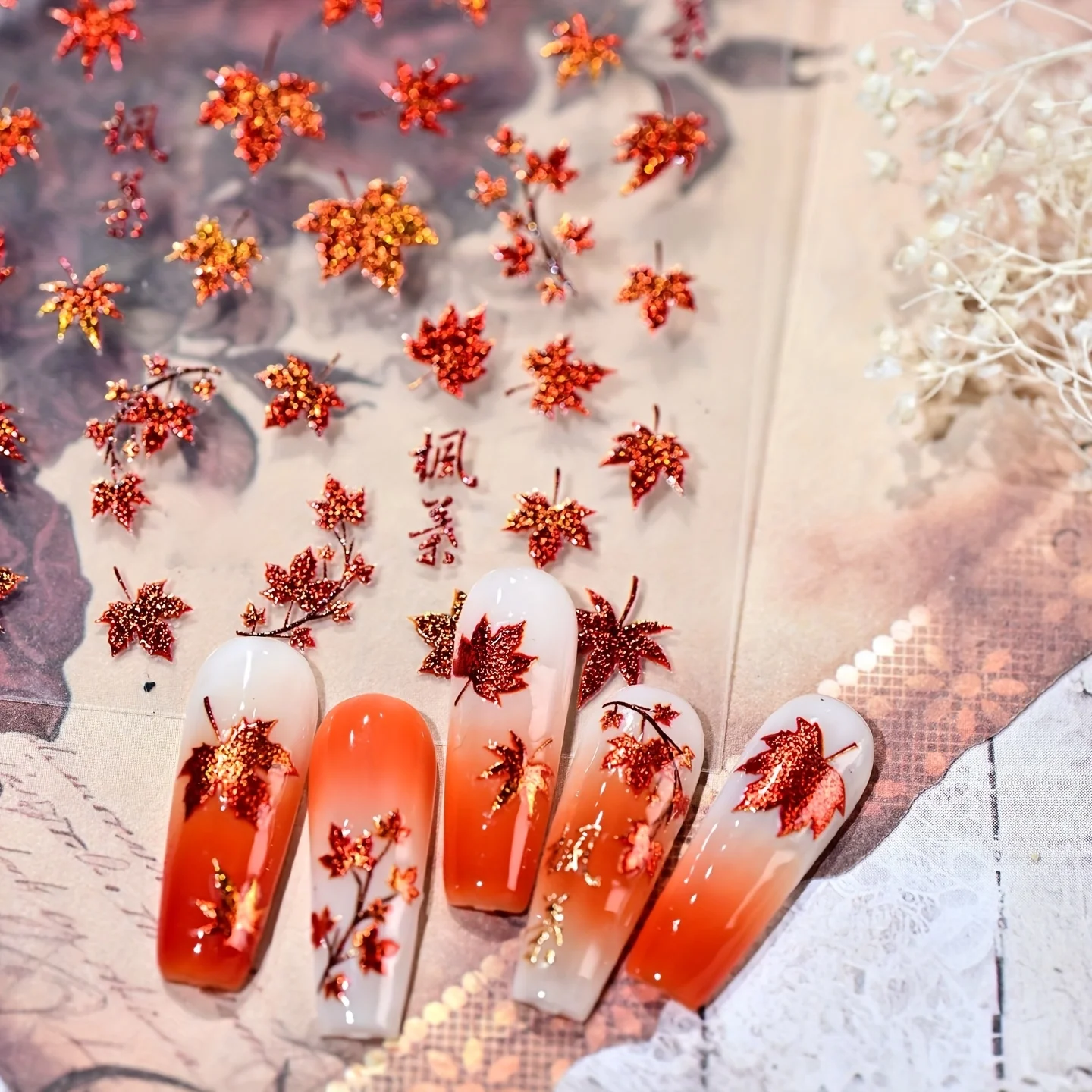 Herbst- und Winter-Nagelaufkleber mit Goldfolien-Ahornblättern - Geprägte, glänzende rote Ahornblätter-Nageldekoration, geeignet für Feiertagspartys. – Detail 5