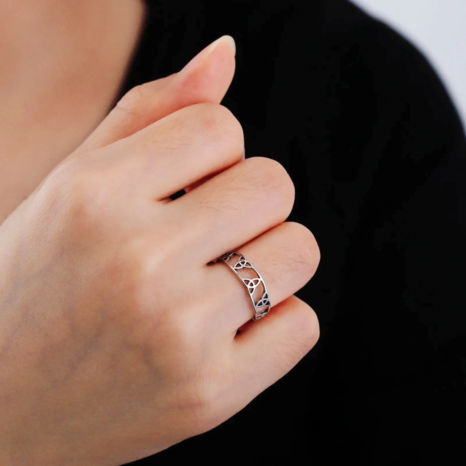 LIKGREAT Stainless Steel Witch Ring Triquetra Celtics Knot Finger Rings for Women Men Irish Talisman Jewelry Amulet Couple Gift