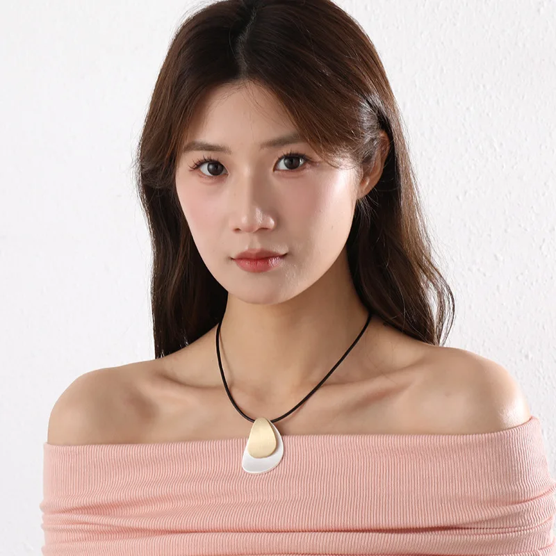 New  special necklace Europe and America geometric contrast color simple style fashion versatile alloy neckla
