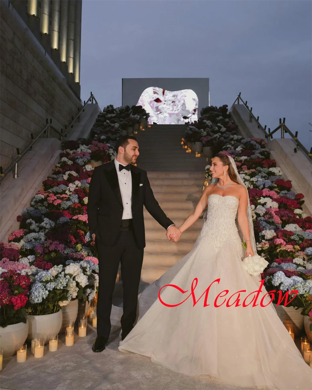 カスタマイズされた絶妙なホワイトチュールブライダルドレスエレガントなストラップレススパンコールのウェディングドレスチャペルトレインオープンバックvestidoデノビア