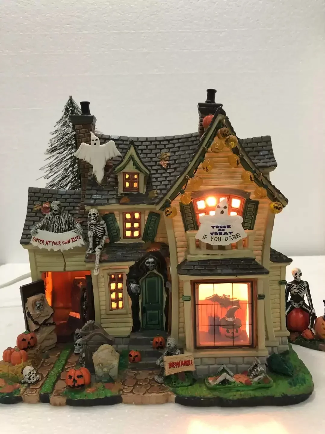 Halloween Decor Lemax Creative Night Lamp House Miniature Version of European Building Home Furnishing Living Room Ornament Gift