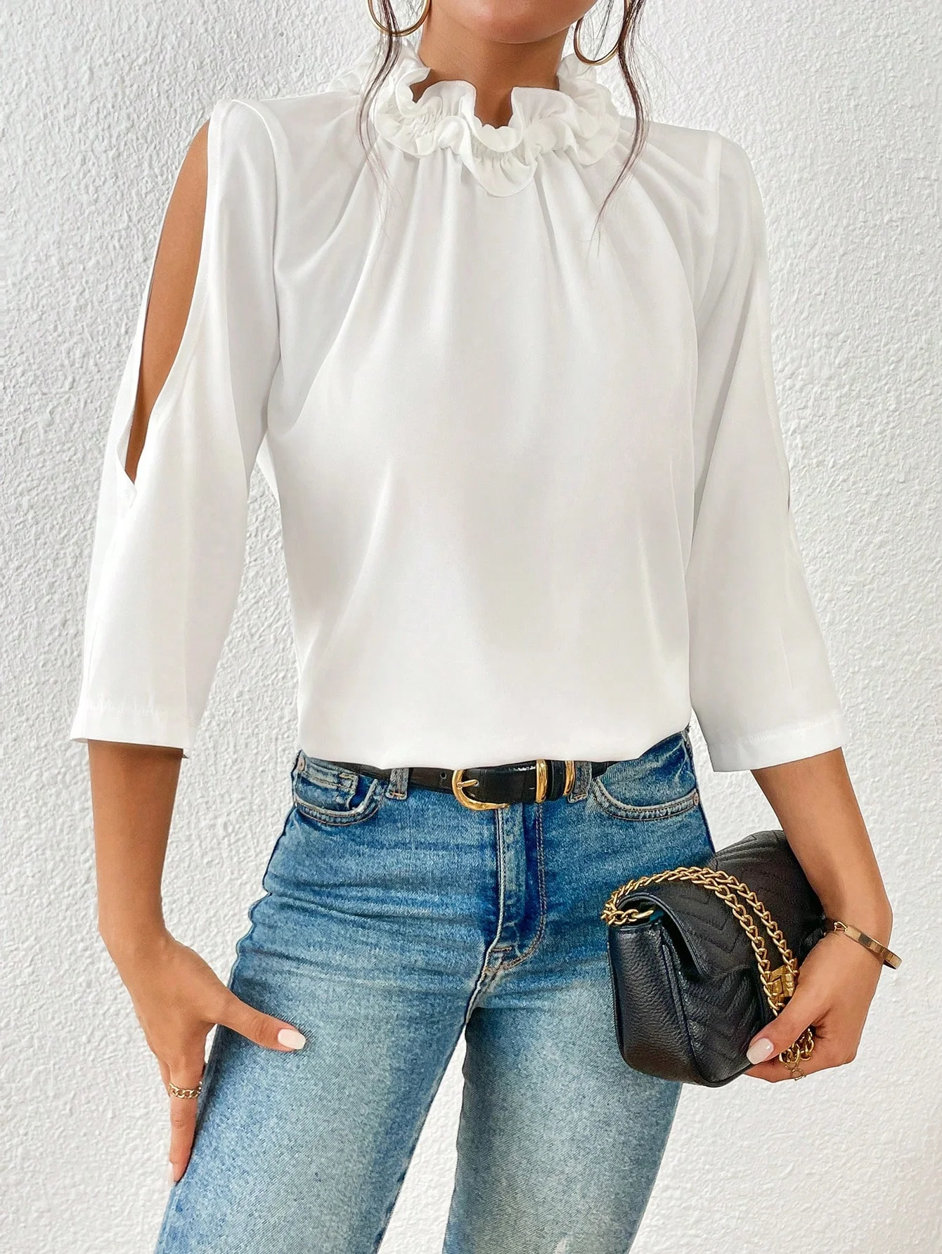 A loose short-sleeved solid-colored black fungusruffledthree-quarter sleeve shirt for a pullover