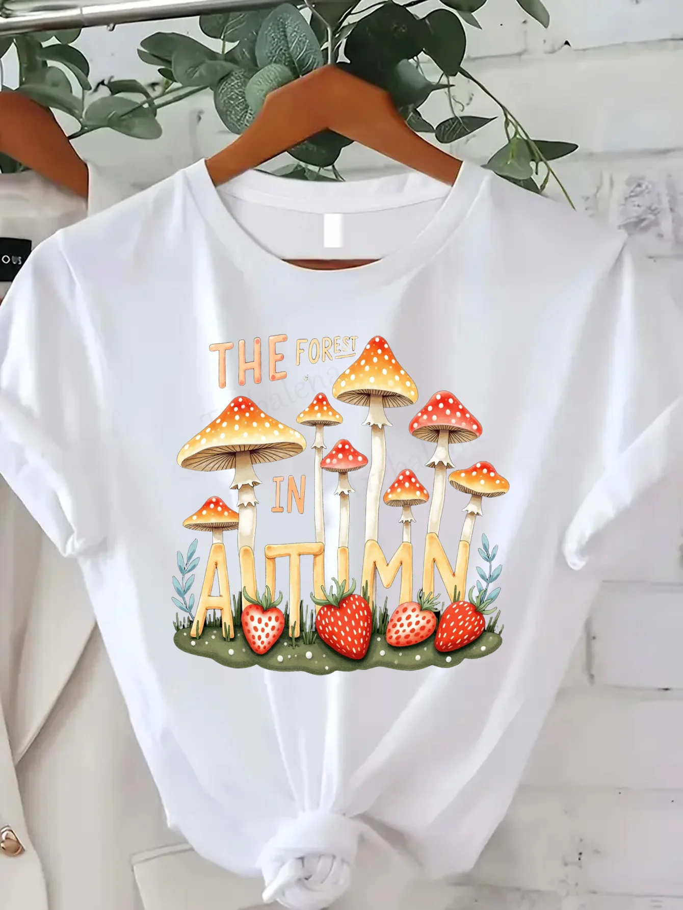 เสื้อยืดพิมพ์ลายผู้หญิงที่สะดวกสบายเสื้อยืดป่าฤดูใบไม้ร่วงพร้อมเสื้อยืดลายเห็ดและสตรอเบอร์รี่
