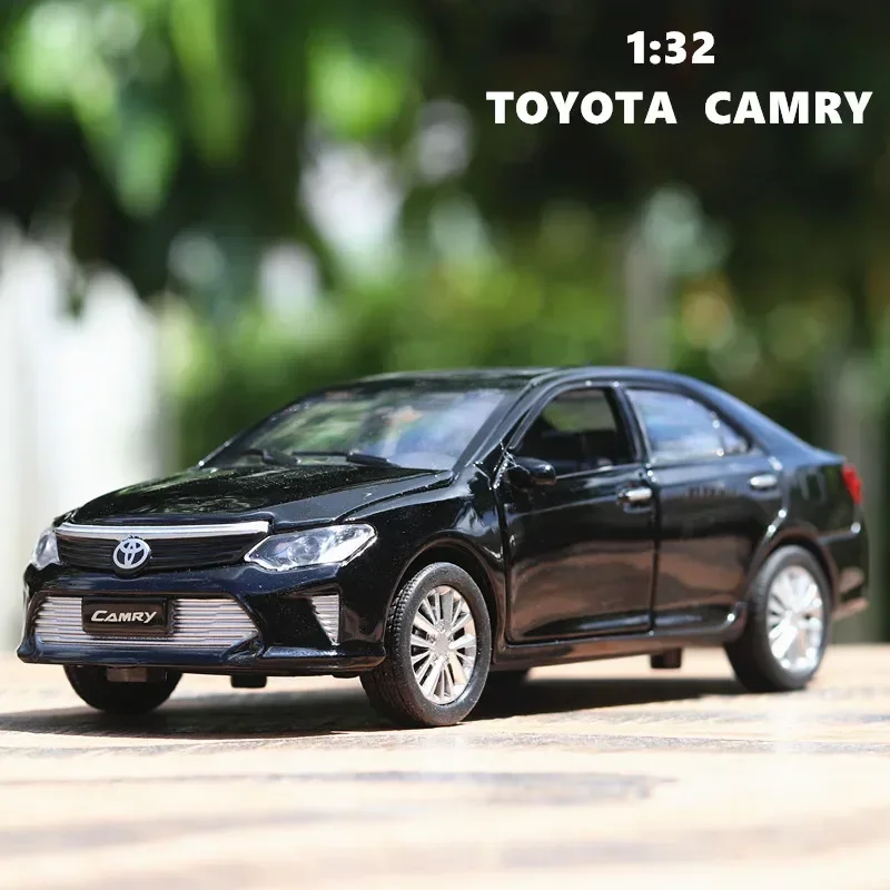 Nuevo modelo de coche fundido a presión de aleación de Metal TOYOTA CAMRY a escala 1:32, modelo en miniatura con luz de sonido extraíble, juguetes para niños CarF