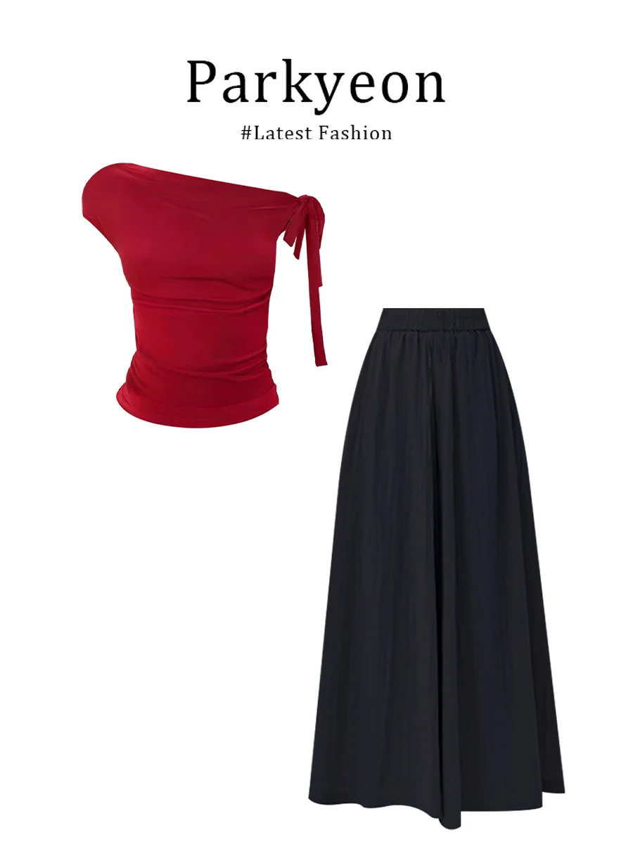 

Комплект Parkyeon: Американский ретро-стиль, красный топ на одно плечо с коротким рукавом и свободные повседневные брюки – летний женский модный костюм-двойка