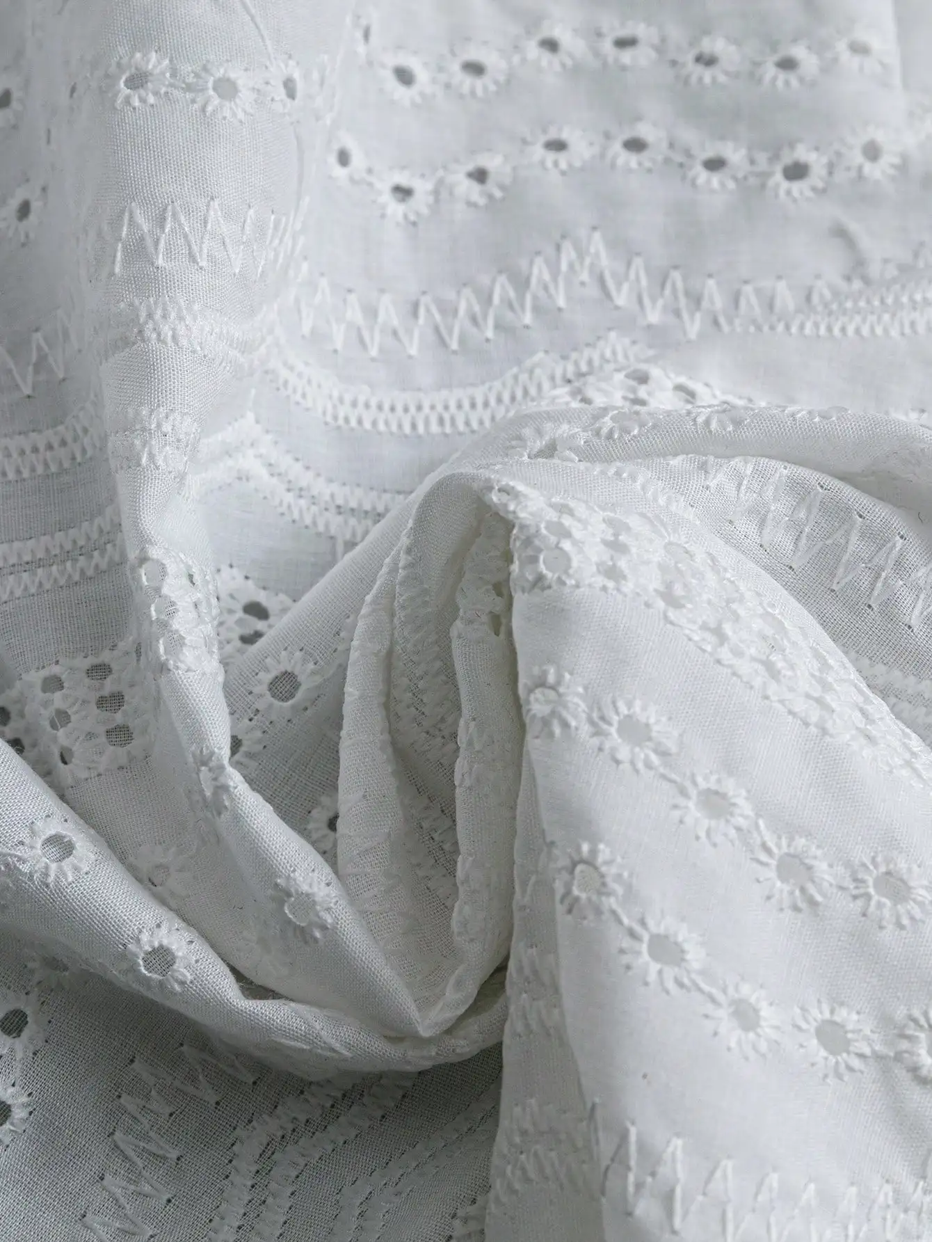 Damen Boho-Chic Weißes Lochstickerei-Oberteil Kurzarm Rundhals Tunika-Hemd Holzknöpfe Lässige Sommerkleidung – Detail 6