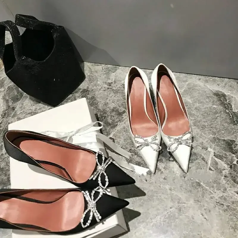 Tacchi alti tacchi fini da donna 2024 nuove scarpe da sposa in raso autunno e inverno trapano ad acqua scarpe singole a punta con fiocco