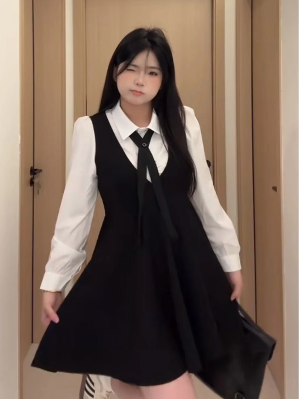 

Комплект из двух предметов: платье в стиле Хепберн и рубашка для женщин больших размеров, скрывающая недостатки фигуры, осенний повседневный модный образ в студенческом стиле