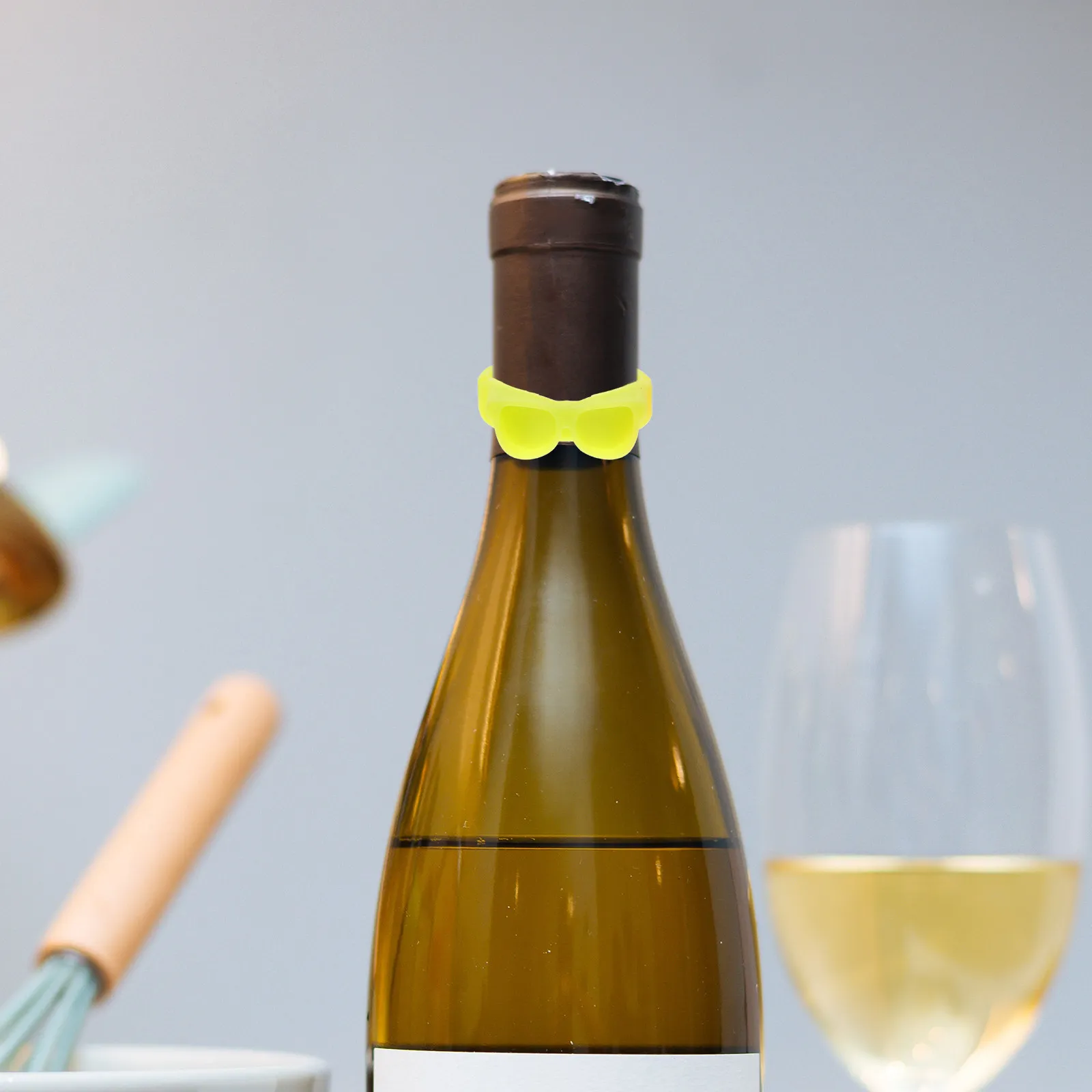 6Pcs Silicone Wine Bottle Markers Chic Clip-on Design for Wine Beer Cocktail Bottles Reusable Party Drink Markers Glass