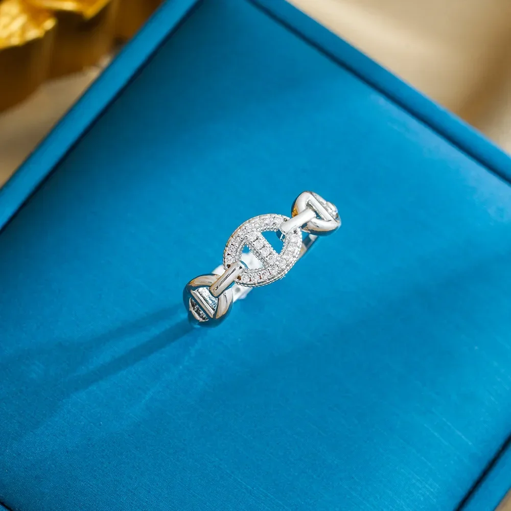 خاتم أنف خنزير مطلي بالذهب والزركون النحاسي 9527A مع تصميم شخصي وحلقة مفتوحة