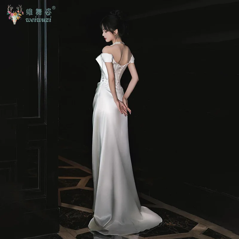 フレンチスタイルの高級プリーツサテンストラップレスライトウェディングブライダルドレスオフショルダーライトウェディングドレス誕生日パーティーウエディングドレス