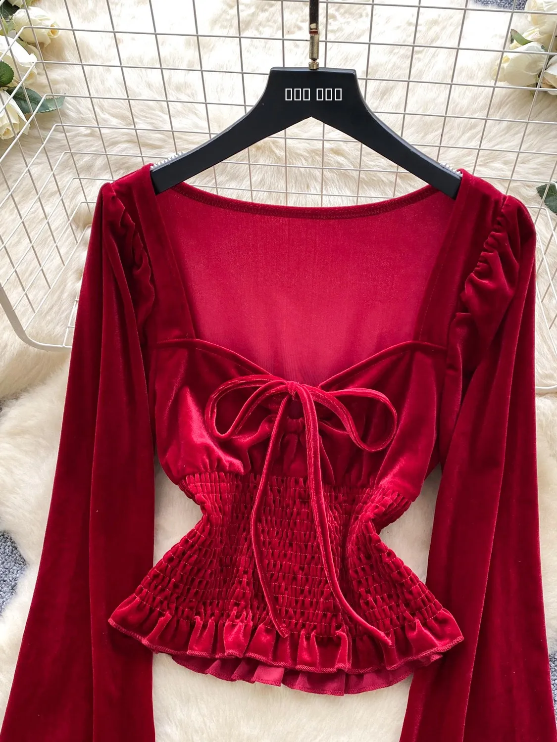 Aksamitna sukienka damska, modna, jesienno-zimowa, z paskiem w talii, rękawami typu latarnia, wiązana na kokardę, kwadratowy dekolt, dopasowany krój, bazowa sukienka.