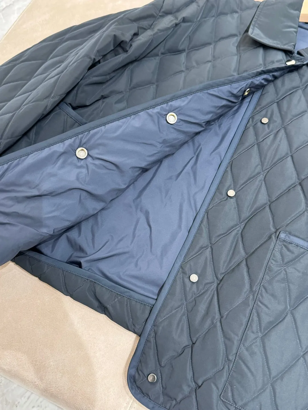 Loose casual solid color quilted thin down jacket