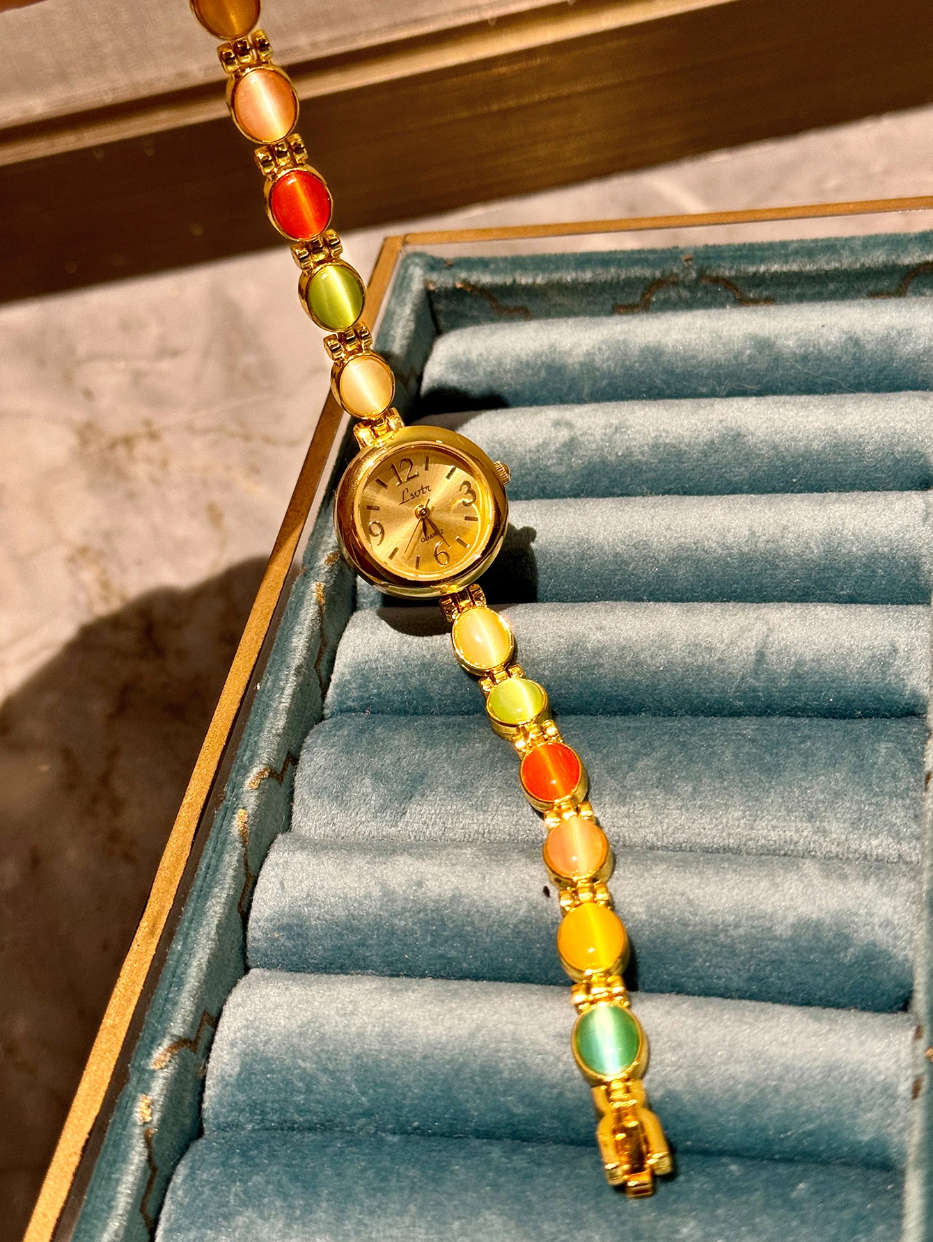 1 New Upscale Colored Gems Rhinestone Inlaid Luxury Retro Elegant Fashion Women's Watch 30 Meters Waterproof.