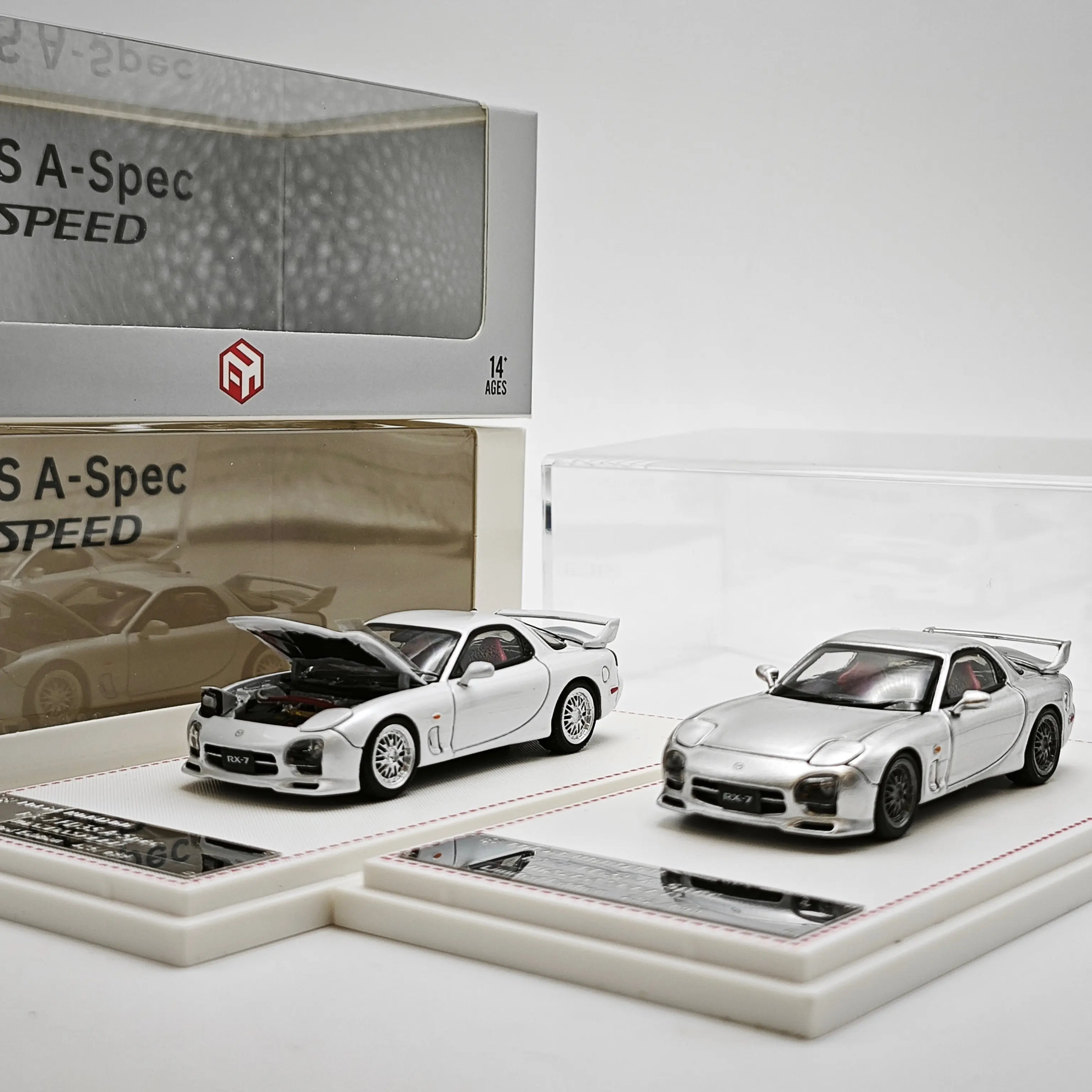 Modelo de Carro em Liga FH 1:64 RX-7 FD3S A Spec com Capô Aberto