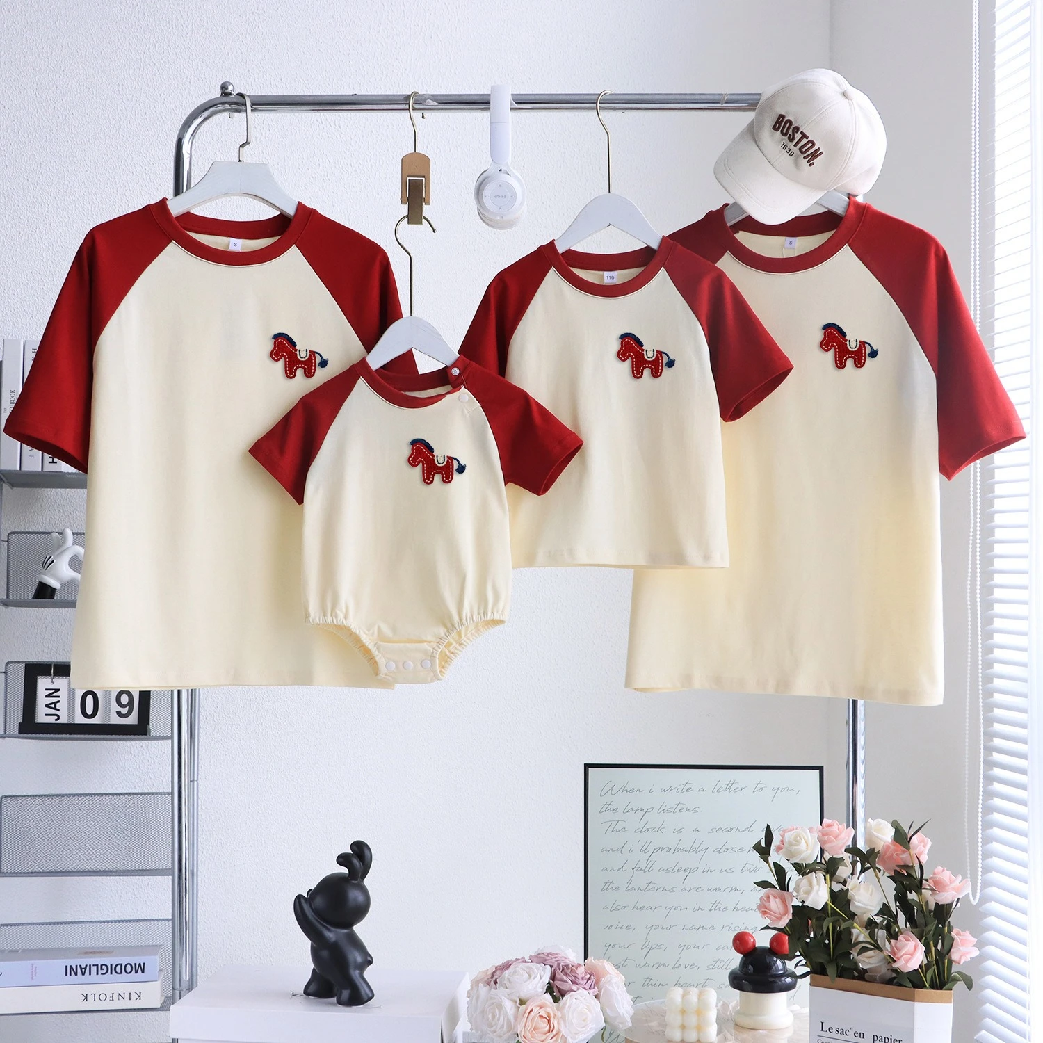 

Летние семейные комплекты 2026: футболки с цветными блоками и ромперы для малышей с вышивкой Лошади (Год Лошади) – базовые повседневные наряды