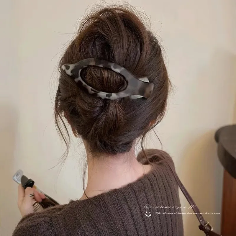 Minimalist Hair Clip Large Size Matte Finish Duckbill Claw Chic Updo Holder for Thick Hair Day to Night Use 1 Piece