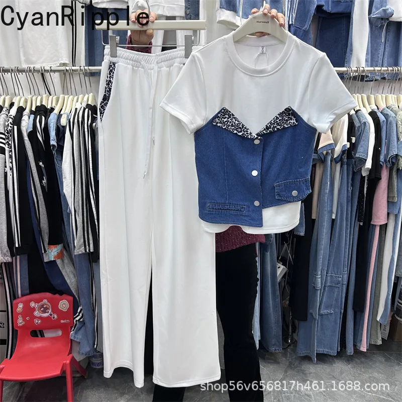 

Модный женский комплект из двух предметов: топ с коротким рукавом и леопардовым принтом из денима + широкие брюки с высокой талией на резинке