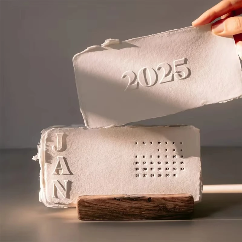 De boekdrukkalender 2025, mini witte textuur bureaukalender met houten standaard, boekdruktekst, maandkalender 12 maanden