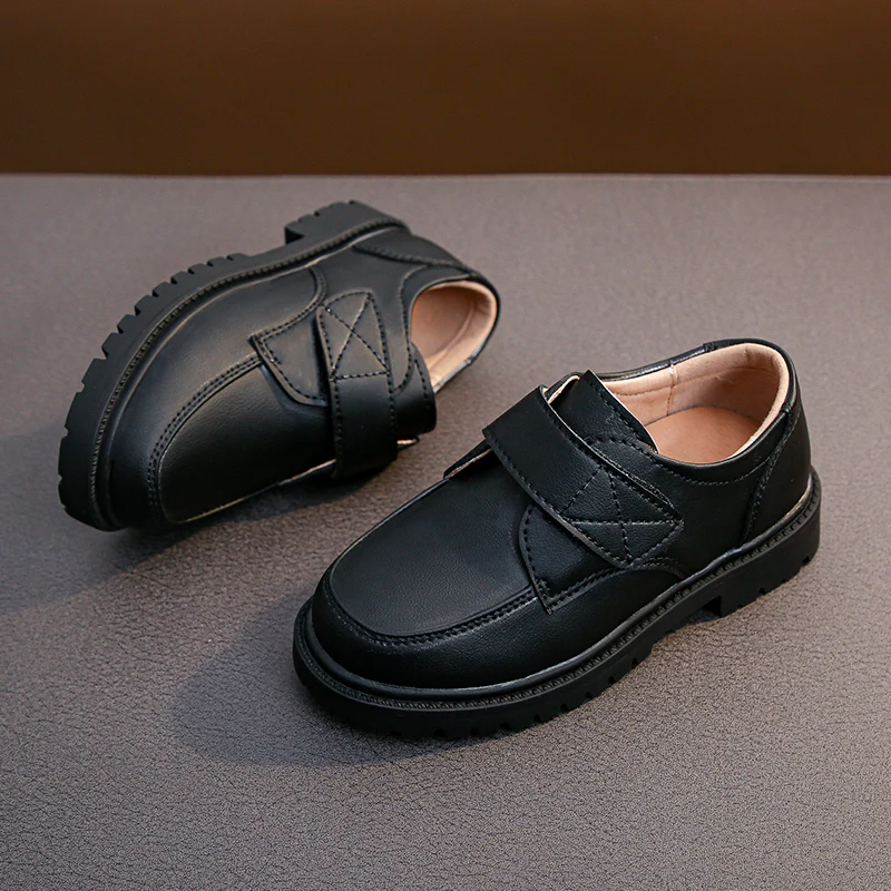 Jungen schwarze Lederschuhe weiche Leistung 2023 Frühling und Herbst neue britische Stil weiche Slipper schwarz für einheitliche Kindermode