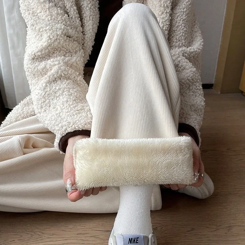 سروال قصير واسع الساق للنساء باللونين البيج والأبيض عالي الخصر ثنى سروال قصير صغير غير رسمي مبطن بالصوف مستقيم