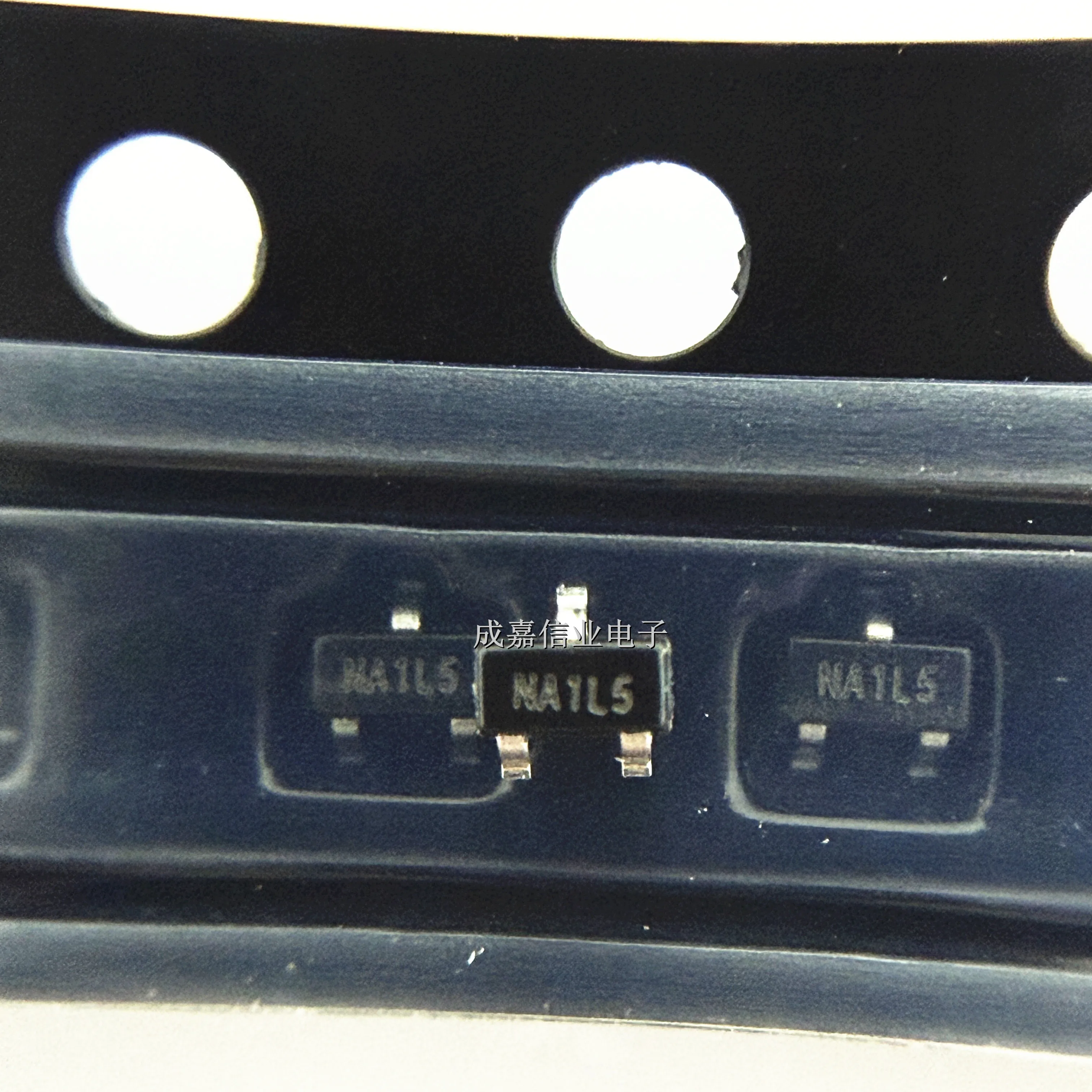 

10 шт./лот DMG1012TQ-7 SOT-523-3 МАРКИРОВКА; NA1 N-канальные МОП-транзисторы 20 В 0,63 А 400 мОм Рабочая температура:- 55 C-+ 150 C